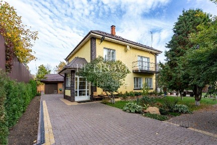 Продается 3-этажный коттедж, 358 м²