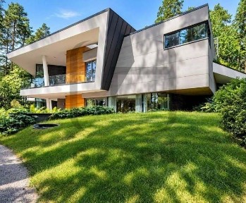 Продается 3-этажный дом, 1 046 м²