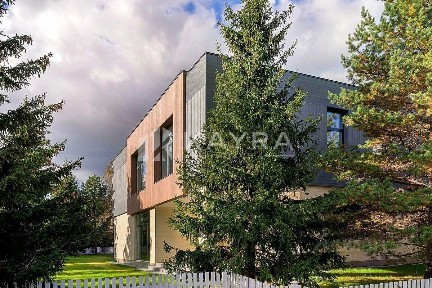 Продается 2-этажный дом, 625 м²