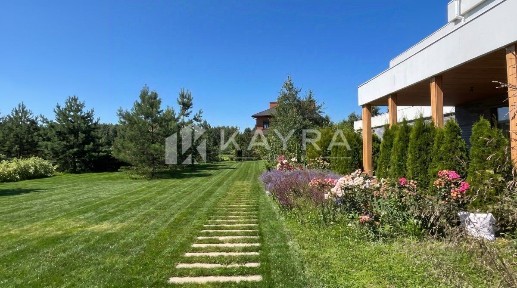 Продается 2-этажный дом, 350 м²