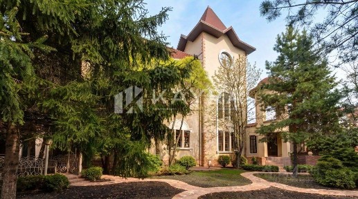 Продается 3-этажный дом, 980 м²