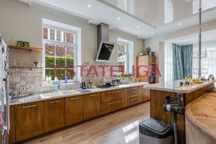 Продается 3-этажный коттедж, 286 м²