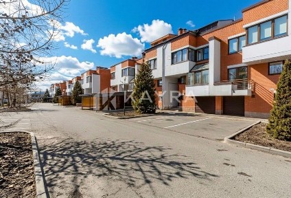 Продается 3-этажный таунхаус, 300 м²