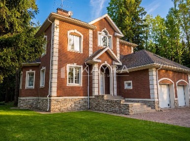 Продается 3-этажный дом, 350 м²