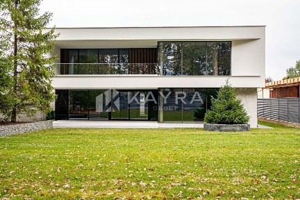 Продается 2-этажный дом, 560 м²