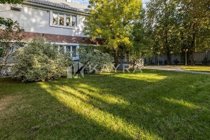 Продается 2-этажный дом, 440 м²