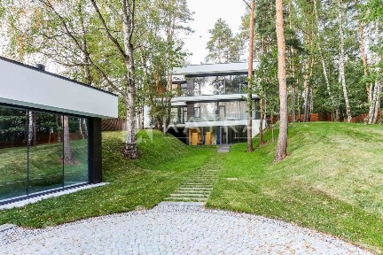 Продается 3-этажный дом, 660 м²