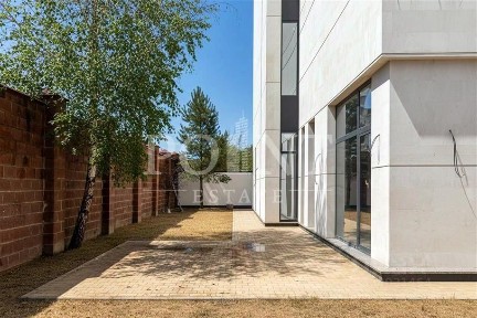 Продается 3-этажный коттедж, 630 м²