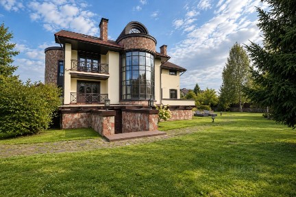 Продается 3-этажный дом, 700 м²