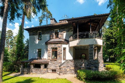 Продается 3-этажный дом, 670 м²