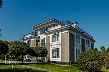 Продается 2-этажный дом, 985 м²