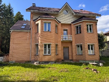 Продается 3-этажный дом, 300 м²