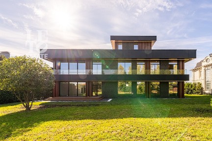 Продается 3-этажный дом, 1 250 м²
