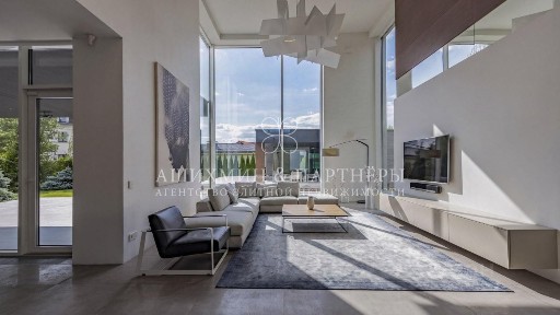 Продается 2-этажный дом, 305 м²