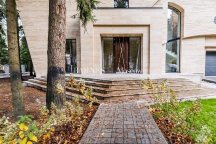 Продается 3-этажный дом, 700 м²