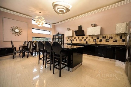 Продается 3-этажный дом, 800 м²