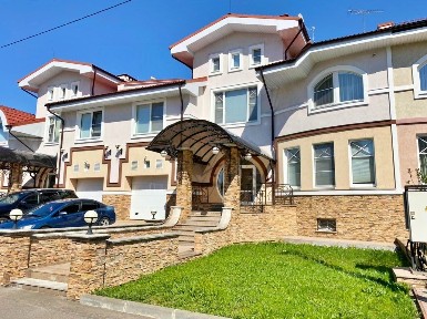 Продается 3-этажный дом, 410 м²