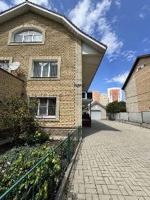 Продается 3-этажный дом, 319 м²