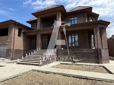 Продается 3-этажный дом, 655 м²