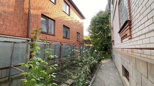 Продается 2-этажный дом, 400 м²