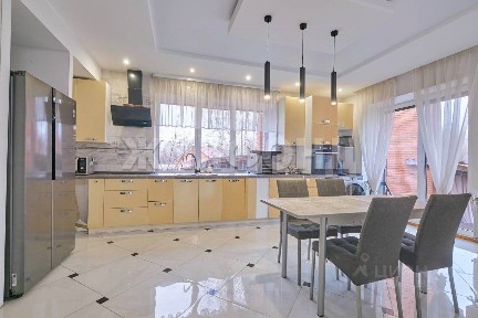 Продается 2-этажный дом, 180 м²