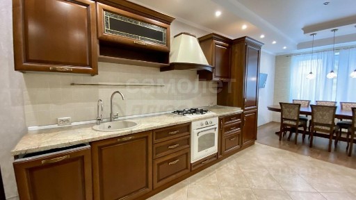 Продается 5-комн. квартира, 227 м²