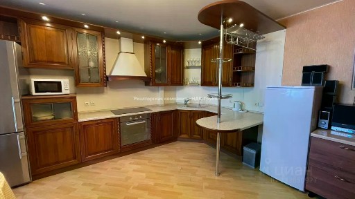 Сдается 4-комн. квартира, 142,6 м²