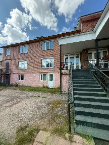 Продается 3-этажный таунхаус, 550 м²