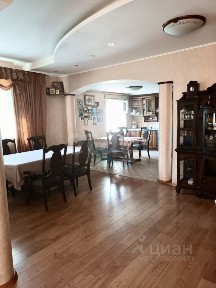 Сдается 3-этажный дом, 300 м²
