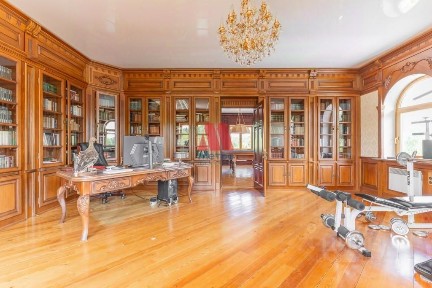Продается 4-этажный дом, 840 м²