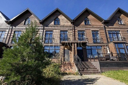 Продается 3-этажный таунхаус, 97 м²