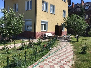 Сдается 3-этажный дом, 210 м²