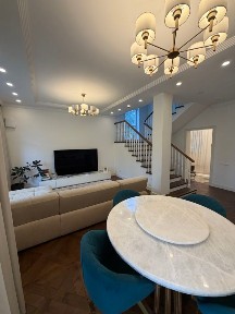 Продается 3-этажный таунхаус, 200 м²