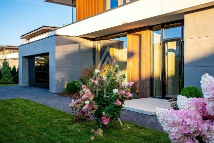 Продается 2-этажный дом, 361 м²