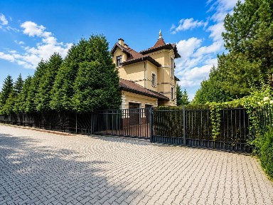 Продается 3-этажный дом, 623 м²