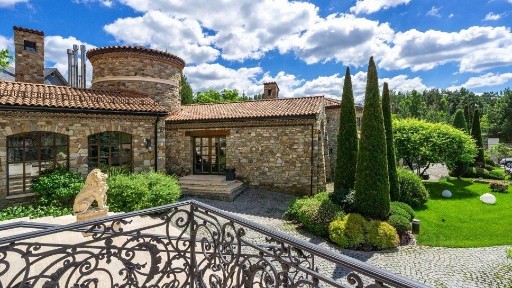 Продается 3-этажный коттедж, 1 500 м²
