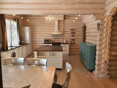Сдается 2-этажный дом, 240 м²