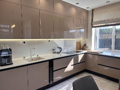 Сдается 2-этажный дом, 267 м²