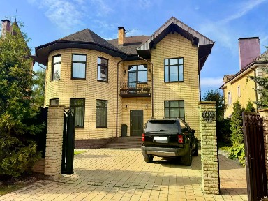 Продается 3-этажный дом, 385 м²