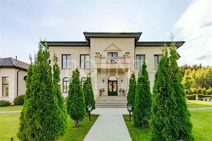 Продается 2-этажный коттедж, 1 300 м²