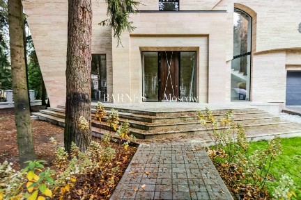 Сдается 3-этажный дом, 700 м²