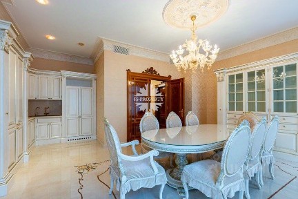 Продается 4-комн. квартира, 236,7 м²