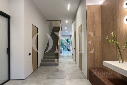 Продается 2-этажный дом, 802 м²