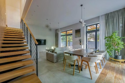 Сдается 2-этажный дом, 244 м²