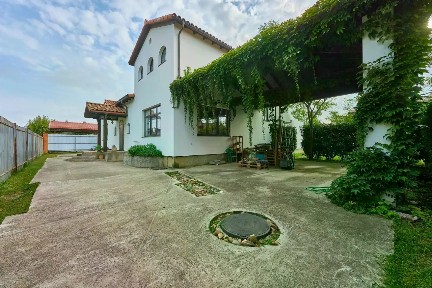 Продается 2-этажный дом, 200 м²