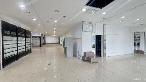 Помещение 358 м² в центре, 1-я линия, витрины