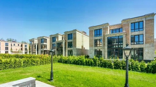 Продается 4-этажный таунхаус, 420 м²