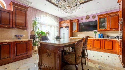 Продается 4-этажный таунхаус, 320 м²