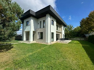 Продается 2-этажный дом, 300 м²