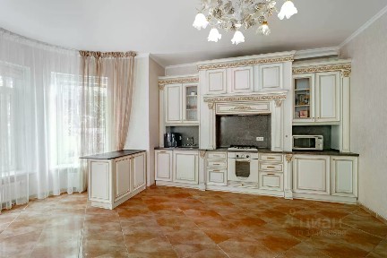 Сдается 2-этажный дом, 290 м²